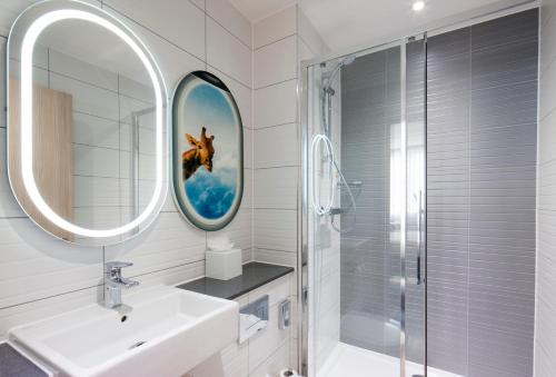 Habitación con cama grande del hotel Ibis Styles London Heathrow. Foto 17