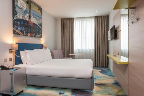 Habitación Familiar con sofá cama - 1 cama doble del hotel Ibis Styles London Heathrow. Foto 6