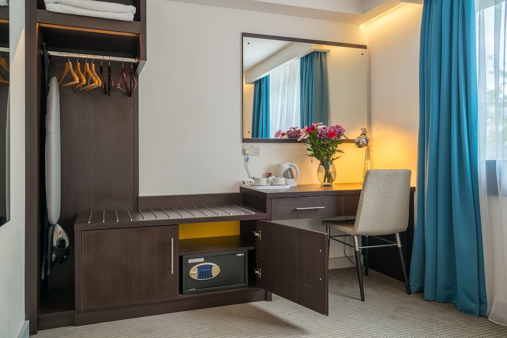 Habitación ejecutiva con 2 camas individuales, 2 camas individuales del hotel Pelican London and Residence. Foto 1