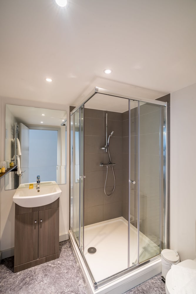 Habitación familiar, baño privado del hotel Pelican London and Residence. Foto 3