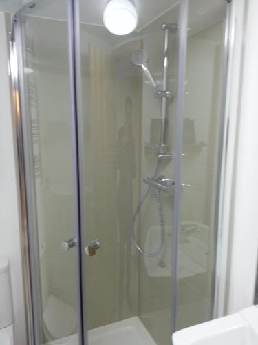 Habitación Familiar con baño del hotel Pelican London and Residence. Foto 3