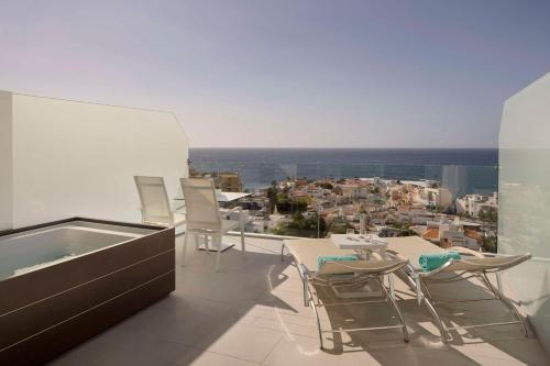 Suite Junior con vistas al mar y bañera de hidromasaje del hotel Royal Hideaway Corales Beach (Adults Only)