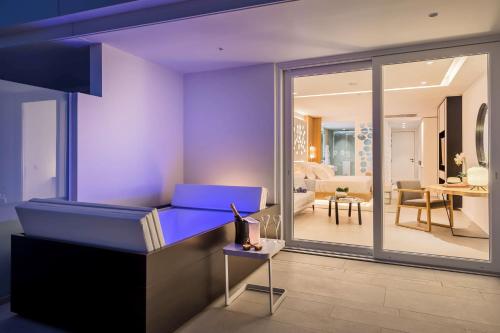 Suite Junior con vistas al mar y bañera de hidromasaje del hotel Royal Hideaway Corales Beach (Adults Only). Foto 1