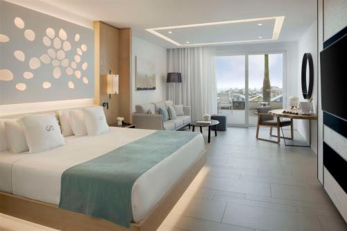 Suite Junior con bañera de hidromasaje al aire libre del hotel Royal Hideaway Corales Beach (Adults Only). Foto 1