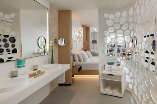 Suite Junior con bañera de hidromasaje al aire libre del hotel Royal Hideaway Corales Beach (Adults Only). Foto 2