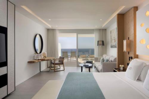 Suite Junior con vistas al mar y bañera de hidromasaje del hotel Royal Hideaway Corales Beach (Adults Only). Foto 2