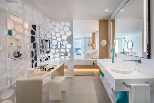 Suite Junior con vistas al mar y bañera de hidromasaje del hotel Royal Hideaway Corales Beach (Adults Only). Foto 4