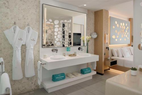 Suite Junior con bañera de hidromasaje al aire libre del hotel Royal Hideaway Corales Beach (Adults Only). Foto 3