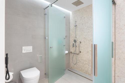Suite Junior con bañera de hidromasaje al aire libre del hotel Royal Hideaway Corales Beach (Adults Only). Foto 5