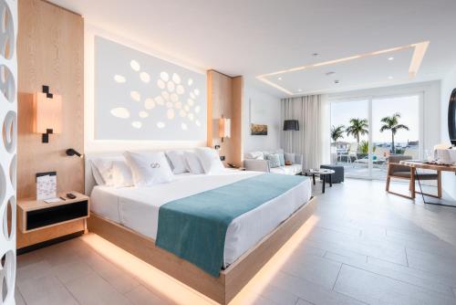 Suite Junior con bañera de hidromasaje al aire libre del hotel Royal Hideaway Corales Beach (Adults Only). Foto 6