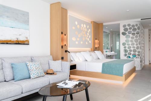 Suite Junior con bañera de hidromasaje al aire libre del hotel Royal Hideaway Corales Beach (Adults Only). Foto 7