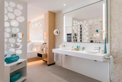 Suite Junior con bañera de hidromasaje al aire libre del hotel Royal Hideaway Corales Beach (Adults Only). Foto 8