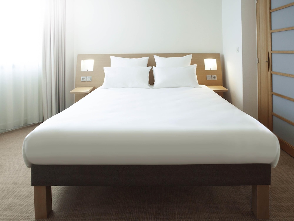Habitación Ejecutiva con 1 cama queen - size y sofá del hotel Novotel Wolverhampton. Foto 4