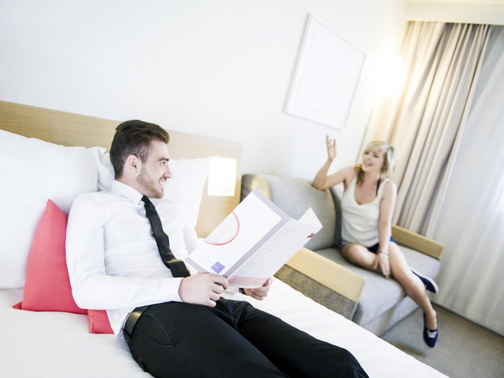Habitación Ejecutiva con 1 cama queen - size y sofá del hotel Novotel Wolverhampton. Foto 5