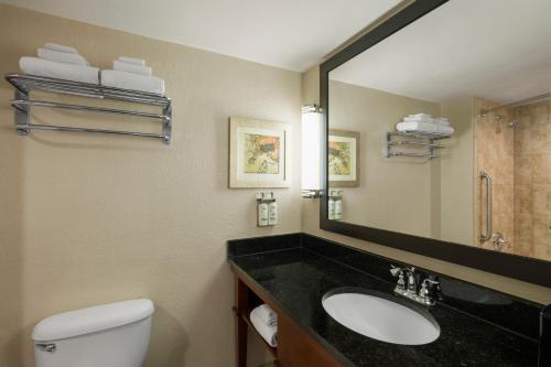 Habitación Doble Estándar con 2 camas grandes del hotel Holiday Inn Resort Lake Buena Vista. Foto 1
