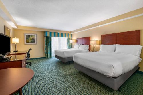 Habitación Doble Estándar con 2 camas grandes del hotel Holiday Inn Resort Lake Buena Vista. Foto 3