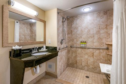 Habitación con ducha a ras de suelo - 2 camas grandes - Adaptada para personas con discapacidad auditiva - No fumadores del hotel Holiday Inn Resort Lake Buena Vista