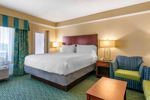 Habitación Estándar con cama extragrande, balcón y vistas a la piscina del hotel Holiday Inn Resort Lake Buena Vista. Foto 4