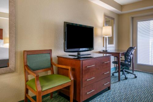 Habitación Estándar con cama extragrande, balcón y vistas a la piscina del hotel Holiday Inn Resort Lake Buena Vista. Foto 5