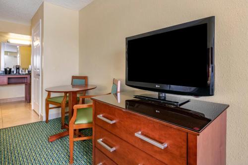 Habitación Estándar - Cama extragrande del hotel Holiday Inn Resort Lake Buena Vista. Foto 4
