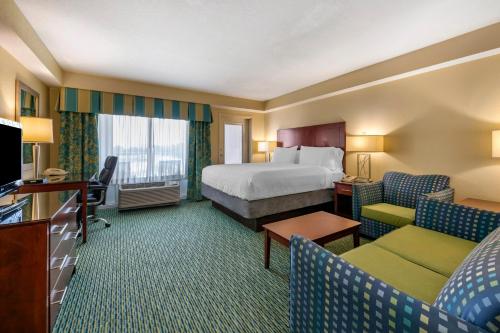 Habitación Doble Estándar con cama grande y sofá cama del hotel Holiday Inn Resort Lake Buena Vista. Foto 2