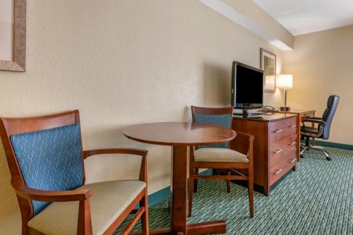 Habitación con cama extragrande con ducha a ras del suelo adaptada para personas con movilidad reducida del hotel Holiday Inn Resort Lake Buena Vista