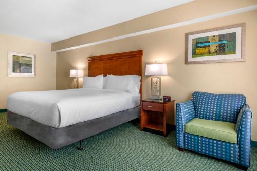 Habitación con cama extragrande con ducha a ras del suelo adaptada para personas con movilidad reducida del hotel Holiday Inn Resort Lake Buena Vista. Foto 4