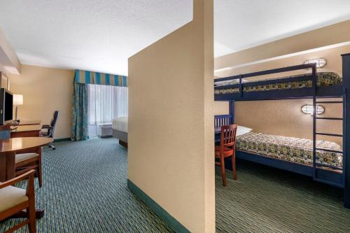 Suite con vistas a la piscina - 1 cama extragrande y 2 literas del hotel Holiday Inn Resort Lake Buena Vista. Foto 3