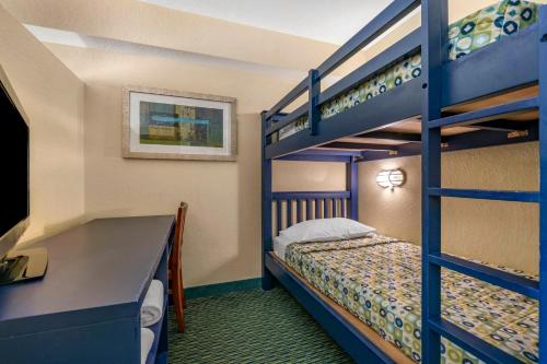 Suite - 1 cama extragrande y 1 litera del hotel Holiday Inn Resort Lake Buena Vista. Foto 1