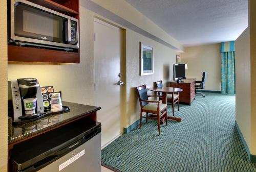 Suite - 1 cama extragrande y 1 litera del hotel Holiday Inn Resort Lake Buena Vista. Foto 4