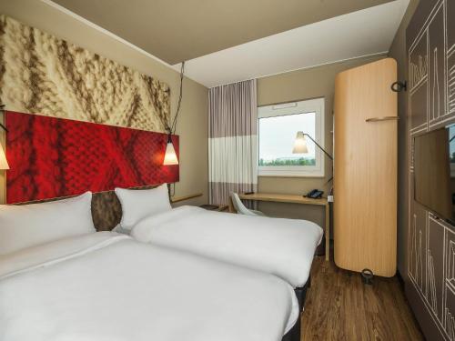 Habitación Doble Estándar - 2 camas del hotel Ibis Muenchen Airport Sued. Foto 6