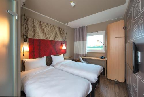 Habitación Doble Estándar - 2 camas del hotel Ibis Muenchen Airport Sued. Foto 9