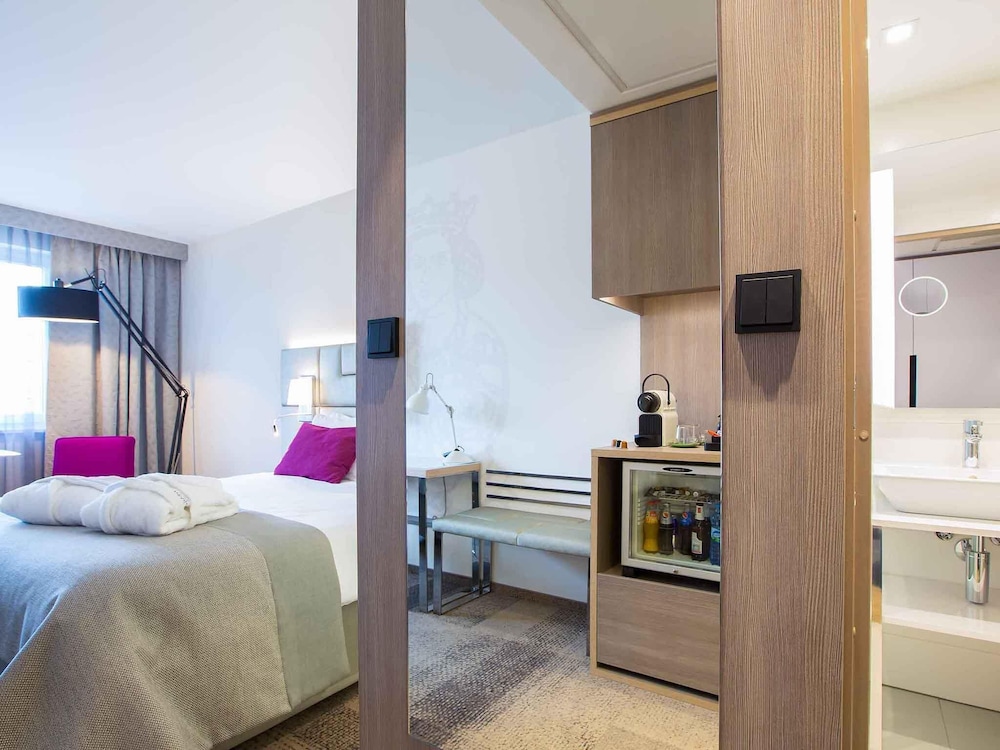 Habitación superior con cama doble y sofá adicional del hotel Mercure Krakow Stare Miasto (old Town)