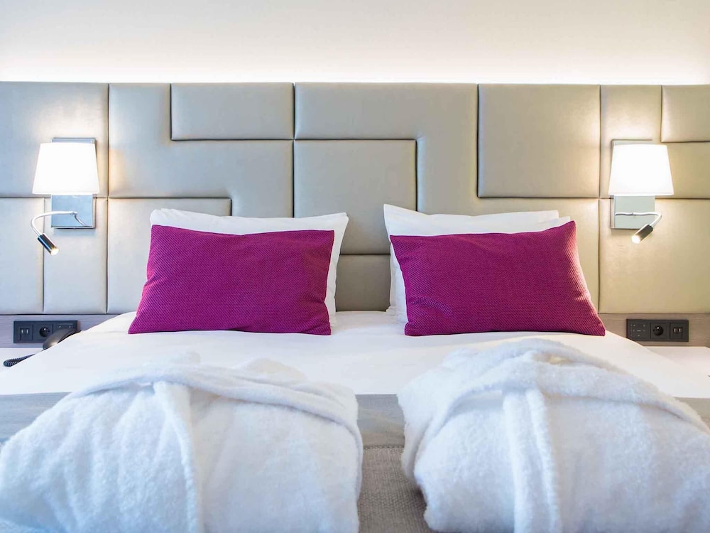Habitación superior con cama doble y sofá adicional del hotel Mercure Krakow Stare Miasto (old Town). Foto 1