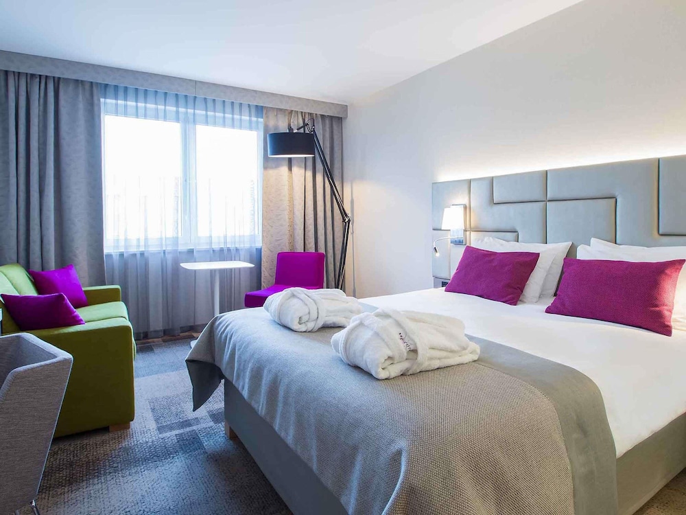 Habitación superior con cama doble y sofá adicional del hotel Mercure Krakow Stare Miasto (old Town). Foto 3