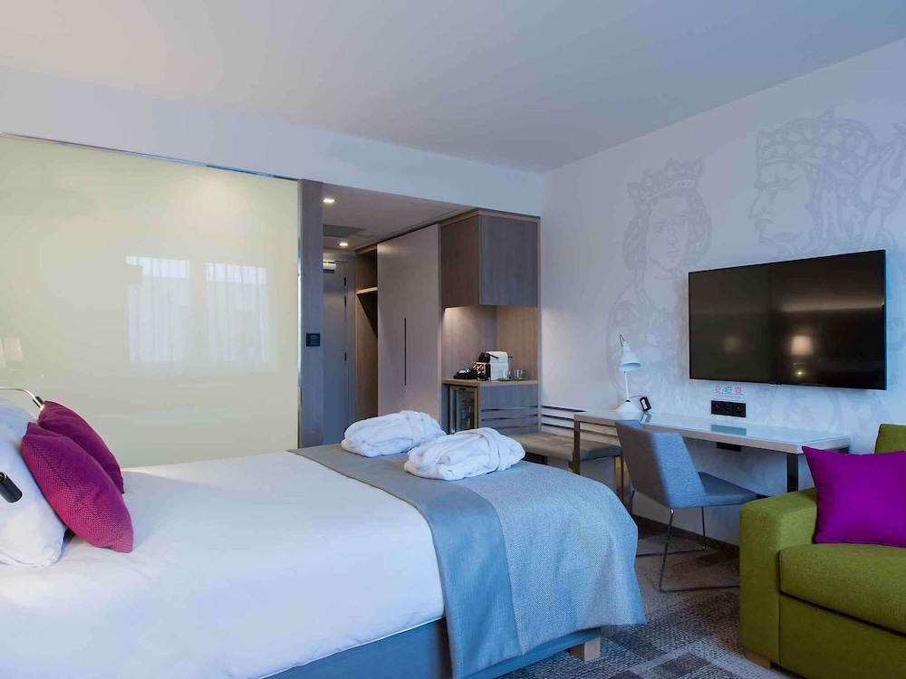 Habitación superior con cama doble y sofá adicional del hotel Mercure Krakow Stare Miasto (old Town). Foto 4