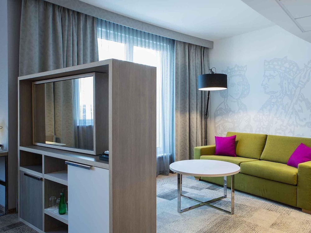 Suite Junior con cama doble y sofá adicional del hotel Mercure Krakow Stare Miasto (old Town). Foto 4