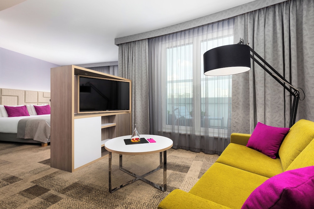 Suite Junior con cama doble y sofá adicional del hotel Mercure Krakow Stare Miasto (old Town). Foto 7