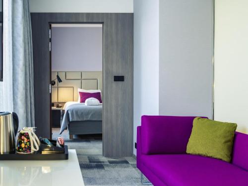 Suite Ejecutiva con cama grande y terraza exterior del hotel Mercure Krakow Stare Miasto (old Town). Foto 1