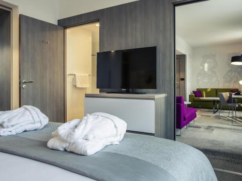 Suite Ejecutiva con cama grande y terraza exterior del hotel Mercure Krakow Stare Miasto (old Town). Foto 2