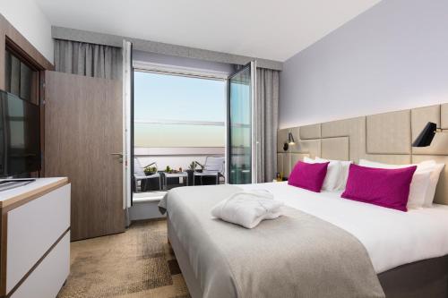 Suite Ejecutiva con cama grande y terraza exterior del hotel Mercure Krakow Stare Miasto (old Town). Foto 4