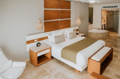 Suite Grand Master de lujo con vistas parciales al mar del hotel The Reef 28 and Spa - Luxury Adults Only - All Suites - With Optional All Inclusive