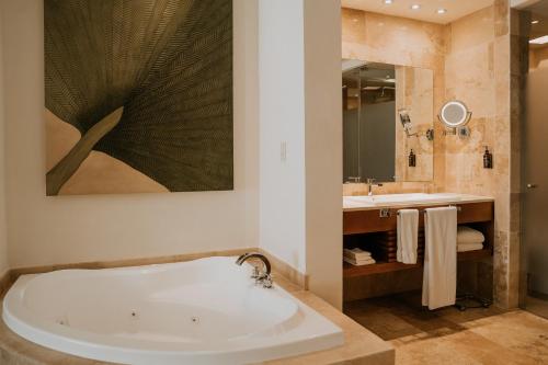Suite Grand Master de lujo con vistas parciales al mar del hotel The Reef 28 and Spa - Luxury Adults Only - All Suites - With Optional All Inclusive. Foto 1