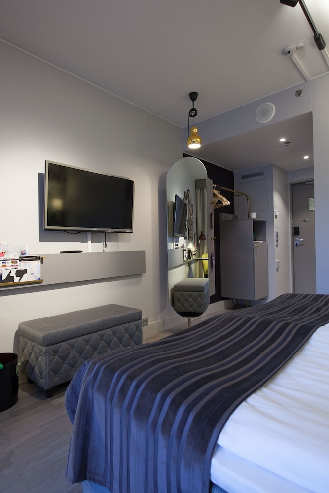 Habitación estándar doble, 1 cama de matrimonio grande del hotel Scandic Park Helsinki. Foto 1