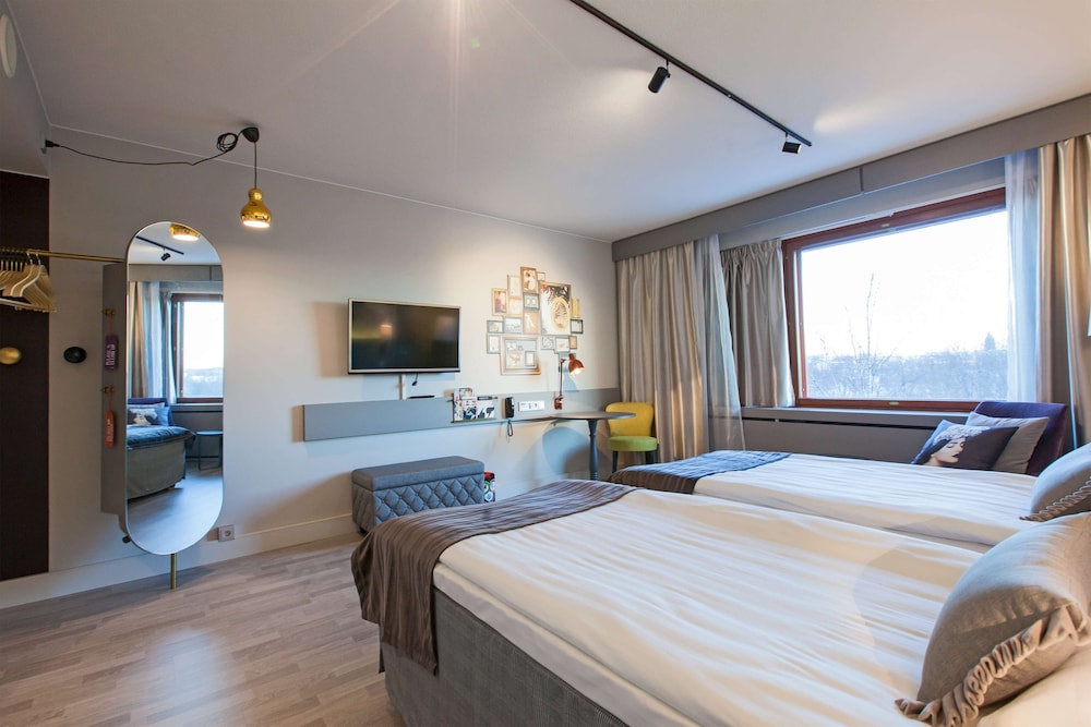 Habitación estándar doble, 1 cama de matrimonio grande del hotel Scandic Park Helsinki. Foto 2