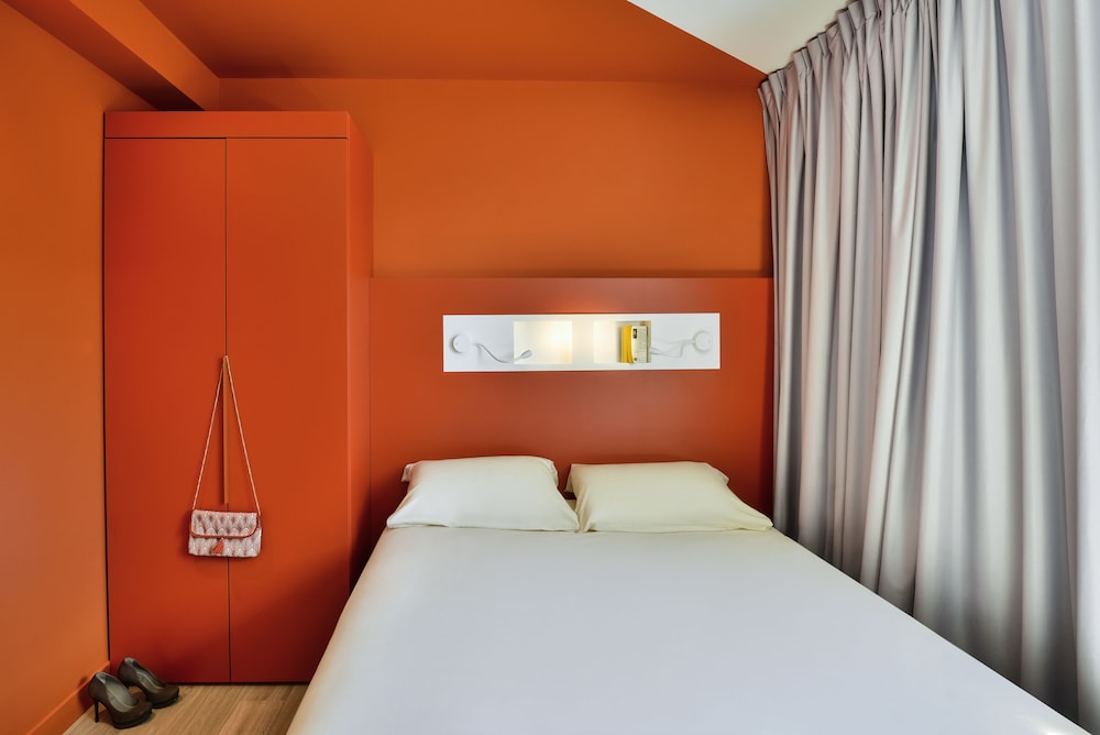 TRIPLE: habitación con una cama doble y una cama retráctil del hotel Ibis Budget Perigueux Boulazac. Foto 1