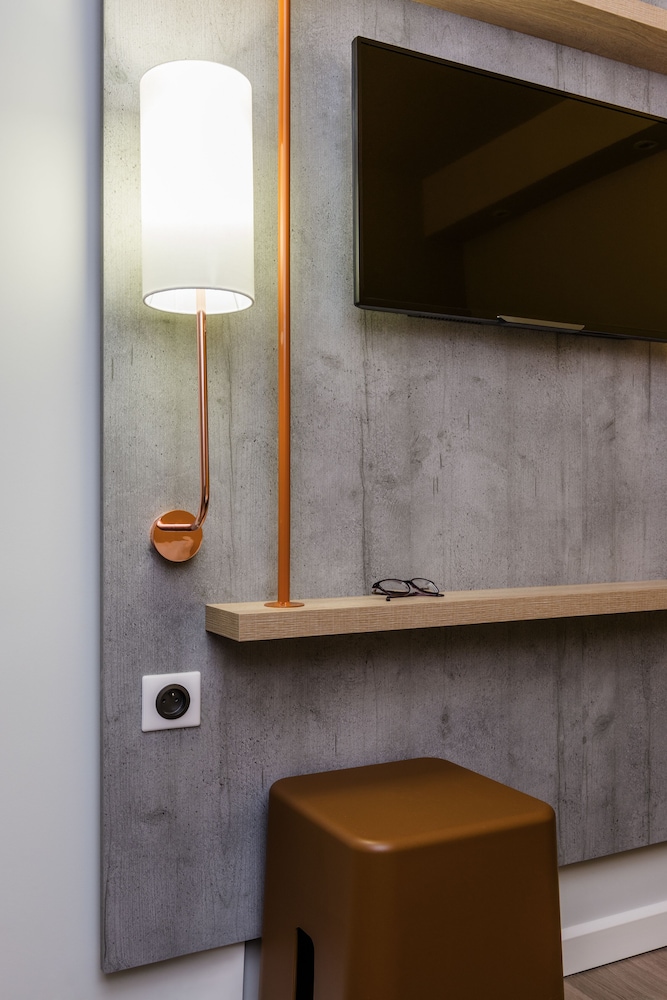 TRIPLE: habitación con una cama doble y una cama retráctil del hotel Ibis Budget Perigueux Boulazac. Foto 2