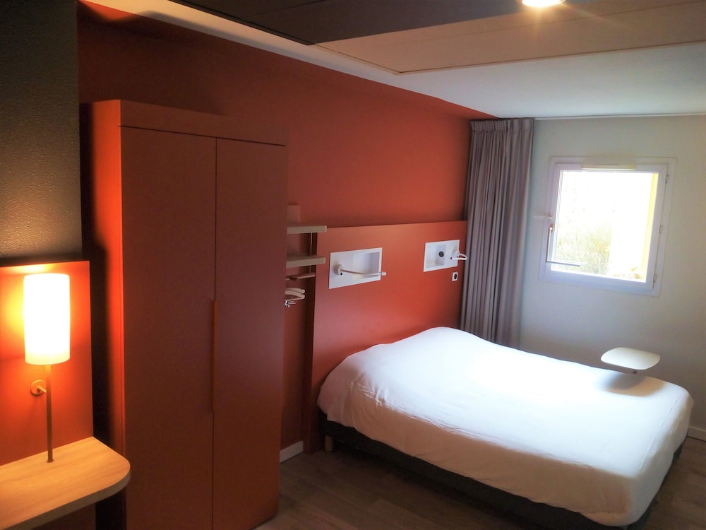 TRIPLE: habitación con una cama doble y una cama retráctil del hotel Ibis Budget Perigueux Boulazac. Foto 3