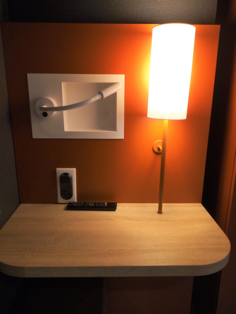 TRIPLE: habitación con una cama doble y una cama retráctil del hotel Ibis Budget Perigueux Boulazac. Foto 4