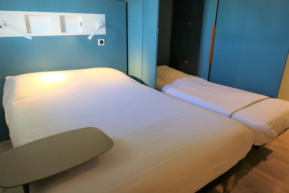 TRIPLE: habitación con una cama doble y una cama retráctil del hotel Ibis Budget Perigueux Boulazac. Foto 5